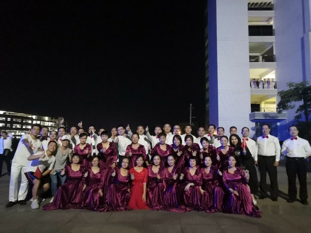 赛后william威廉中文官网教职工合唱队合影留念(发文稿).jpg 赛后william威廉中文官网教职工合唱队合影留念(发文稿).jpg