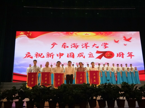 党总支书记李育芳(左3)接受颁奖(发文稿).jpg 党总支书记李育芳(左3)接受颁奖(发文稿).jpg